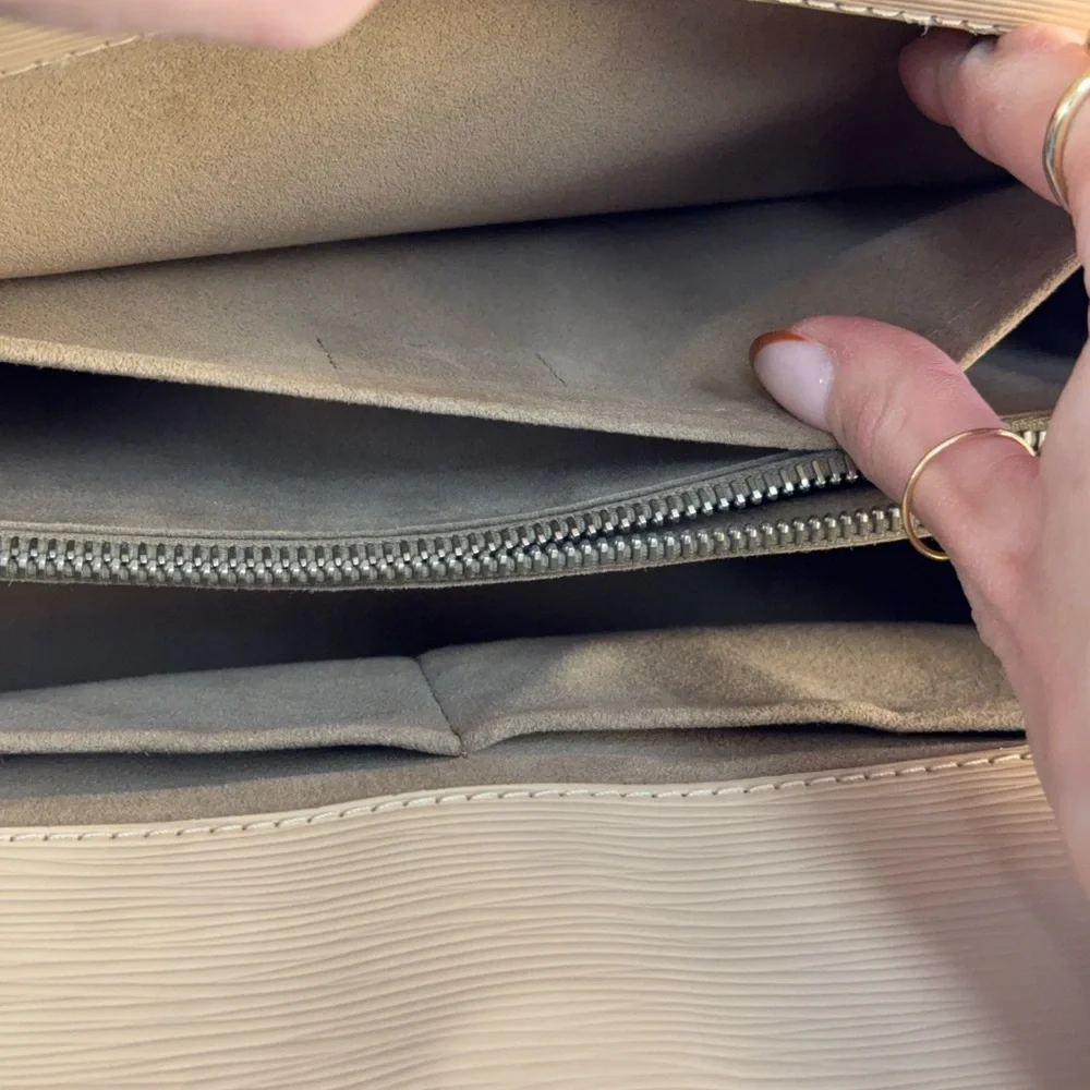 Authentic pre-loved Louis Vuitton Marly MM bag in Epi leather in color DUNE - Picture 6 of 12